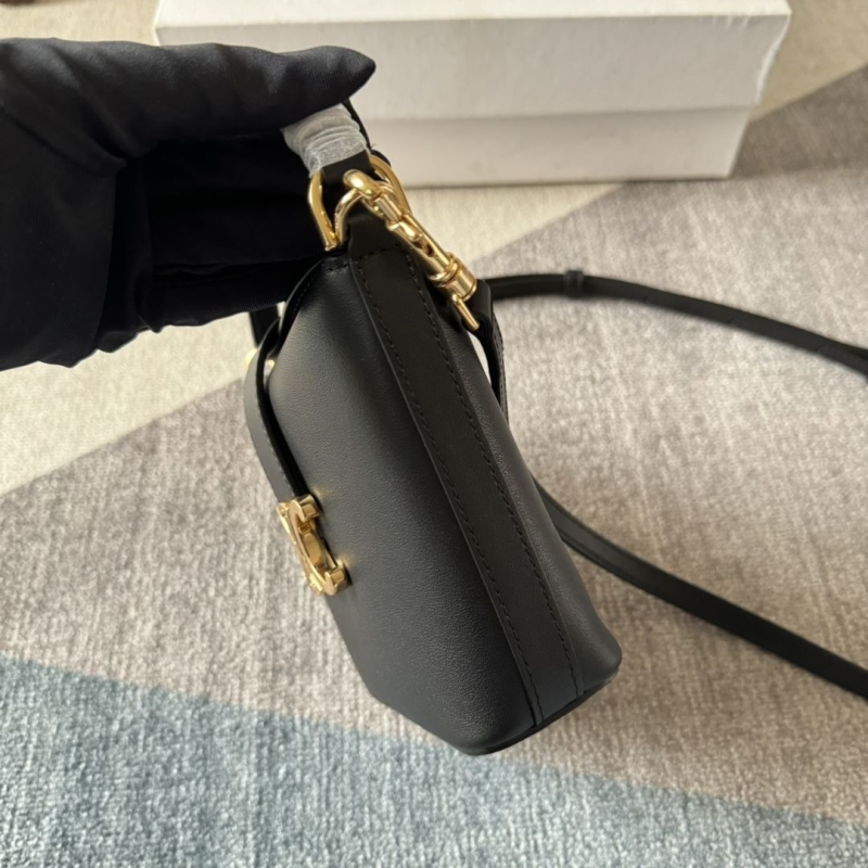 Ce1i*e bucket bags